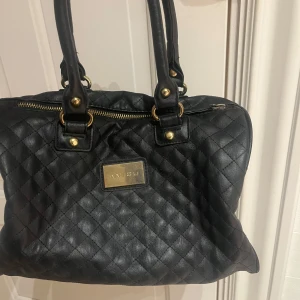 Svart väska fårn Amisu - Säljer denna snygga svarta handsväskan från Amisu. Den kommer inte till användning då jag har en likannde. Den är i bra skick och har inget tecken på slitage. Pris kan diskuteras 