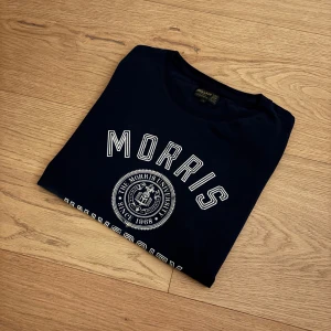 Morris T-shirt  - Tja! Säljer nu en skön Morris Tisha. Storlek M. Använd men inga defekter. Hör av dig vid frågor eller liknande✌️