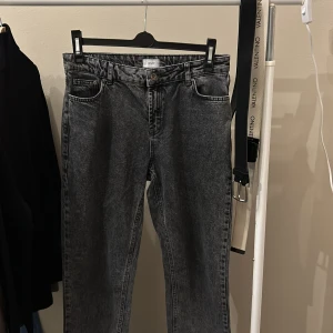 Grunt jeans - Riktigt snygga svarta Grunt jeans med två små slitage tecken ett vid knät och en vid högra bakficka. Hör av er vid intresse!