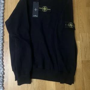 Stone island sweater  - Hej, säljer denna fina stone island sweater som kostar 3000kr på nk. Fick den i julklapp och vill gärna sälja den för den passar inte mig. Pris går o dirskutera
