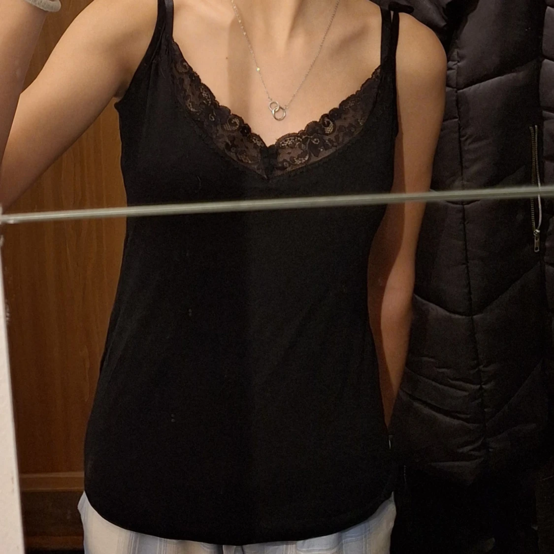 Svart linne med spetsdetaljer