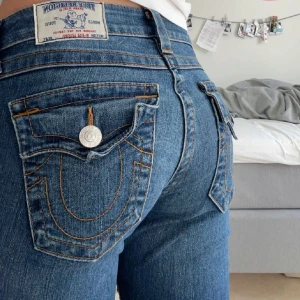 Blå jeans från True Religion - Snygga blå jeans från True Religion med as snygga fickor. Säljer då dom tyvärr är lite för stora så dom kommer inte till användning💕Köpta här på plick men är i super bra skick! Omsydda riktigt bra till bootcut💗Skriv till mig om ni har några andra funderingar! 