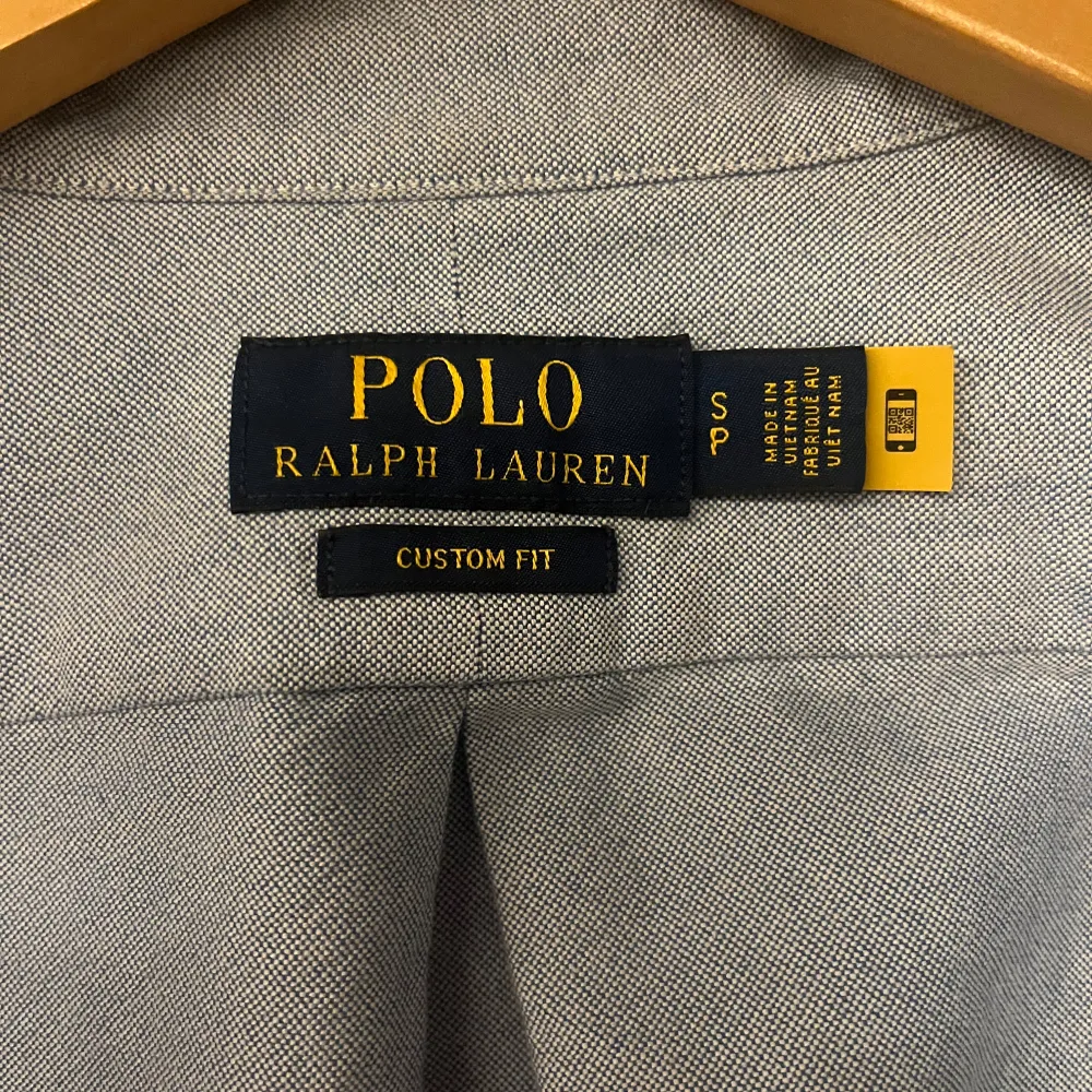 Snygg blå skjorta från Ralph Lauren i custom fit. Skjortan har långa ärmar och knappar framtill. Perfekt för en stilren look. Köpt i butik . Paidat.