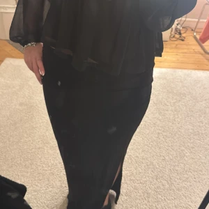 Svart långkjol från Gina - Svart långkjol från Gina med slits.💕