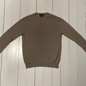 Oscar Jacobsson Tröja - Oscar Jacobsson tröja i beige säljes. Tröjan är i ett extremt fint skick och kvitto finns även, hör av er vid eventuella frågor!