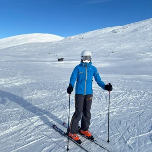 Peak Performance skidställ med goretex - Supersnyggt set från peak performance i modellen heli alpine. Jättebra skick och kvalitet, inga synliga defekter. Nypris är ungefär 11000kr. Om det finns fler frågor är det bara att ställa dem☺️