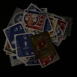Samling av fotbollskort från UEFA Euro 2024 av märket Topps. Innehåller kort med spelare från olika länder som Portugal och Spanien. Perfekt för samlare och fotbollsfans! Det är väldigt många kort 