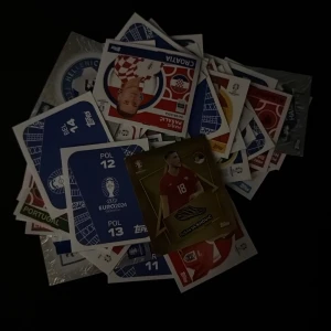 Fotbollskort från UEFA Euro 2024 - Samling av fotbollskort från UEFA Euro 2024 av märket Topps. Innehåller kort med spelare från olika länder som Portugal och Spanien. Perfekt för samlare och fotbollsfans! Det är väldigt många kort 