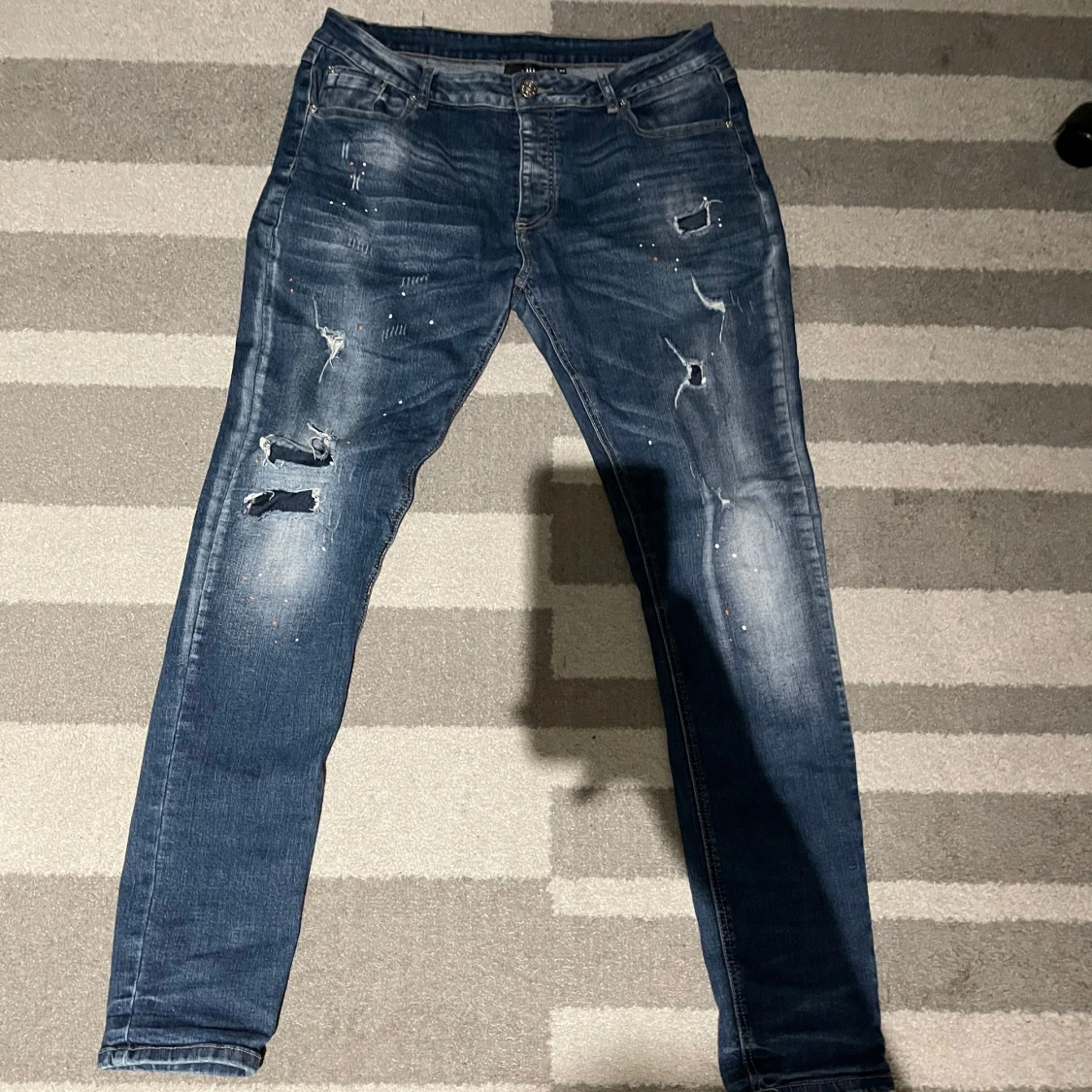 Blå slitna jeans - 1