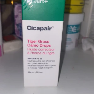 Cicapair Tiger Grass Camo Drops - Cicapair Tiger Grass Camo Drops från Dr. Jart+ är en lätt korrigerande vätska som neutraliserar rodnad och ger huden lyster. Innehåller SPF 35 för extra skydd. Perfekt för att jämna ut hudtonen och ge en naturlig glöd.