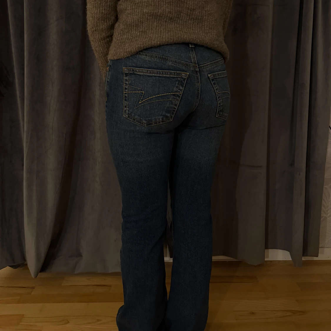 Blå jeans med bootcut