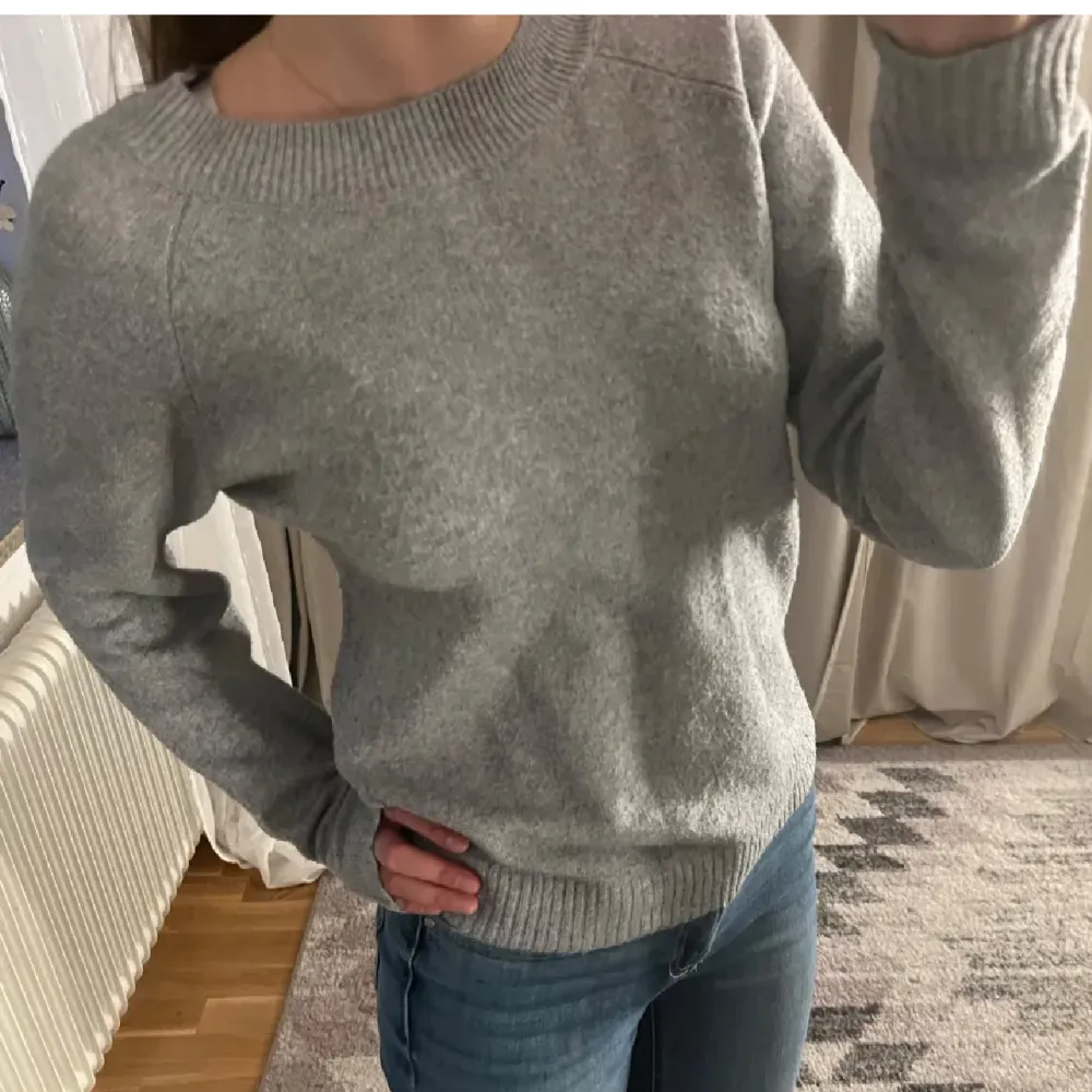 Säljer en grå stickad tröja. Perfekt för kyligare dagar. Skriv för fler frågor 💞💞. Neuletakit & Villapaidat.
