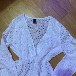 Vit spets blus från Shein - Säljer en söt vit blus från Shein med v-ringning och långa ärmar. Blusen är mindre i storlek ( ärmarna är ganska korta.) 🌸