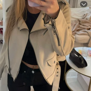 Beige jacka från Zara - Snygg beige jacka från Zara med dragkedjor och bälte. Jackan har en cool bikerstil med flera fickor och detaljer. Perfekt jacka nu till våren 🌸🥰är som ny då den endast är använd 1-2 gånger och har inga defekter.
