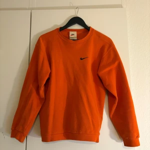 Orange sweatshirt från Nike - Vintage sweatshirt från Nike.    Storlek L sitter som M/L
