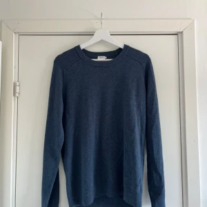 Blå Filippa K tröja - Tja, en fin Filippa k tröja gjort av ull och bomull, sitter mycket skönt! Hör gärna av er vid eventuella frågor