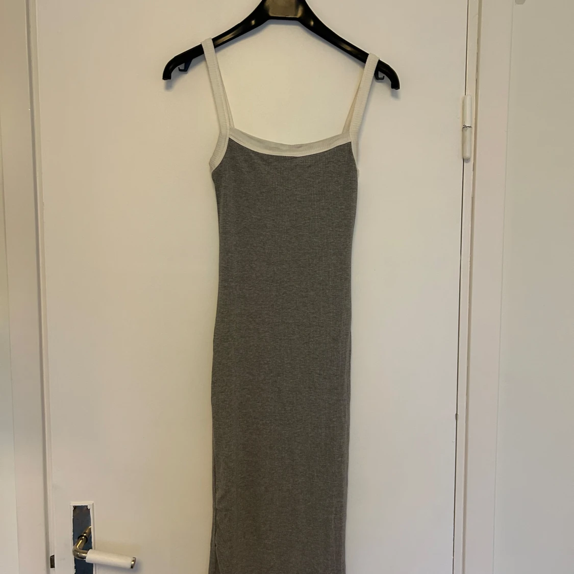 Ny fin stickad trikå grå vit klänning midiklänning XS