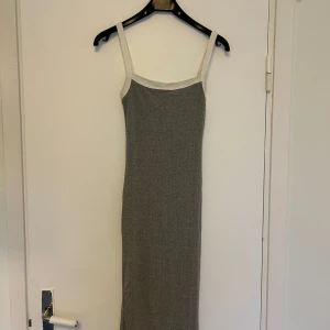 Ny fin stickad trikå grå vit klänning midiklänning XS - Fin till sommaren