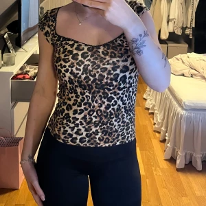 Populär topp från Nelly  - Säljer denna leopard mönstrade toppen från Nelly ❤️