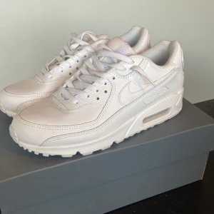 Nike air max  - Säljer ett par helt nya air Max 90. Köpte dom för 1800 kr och aldrig använt dom så dom är exakt som nya. Säljer från startpris 1400kr. Kan gå ner vid snabb affär. Kvitto finns från Nike och dom är i stl 44.