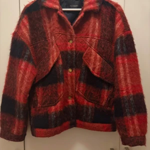 Scotch&soda jacka  - Röd &mörkblå rutig jacka i storlek S, har en lösare boxig passform. 