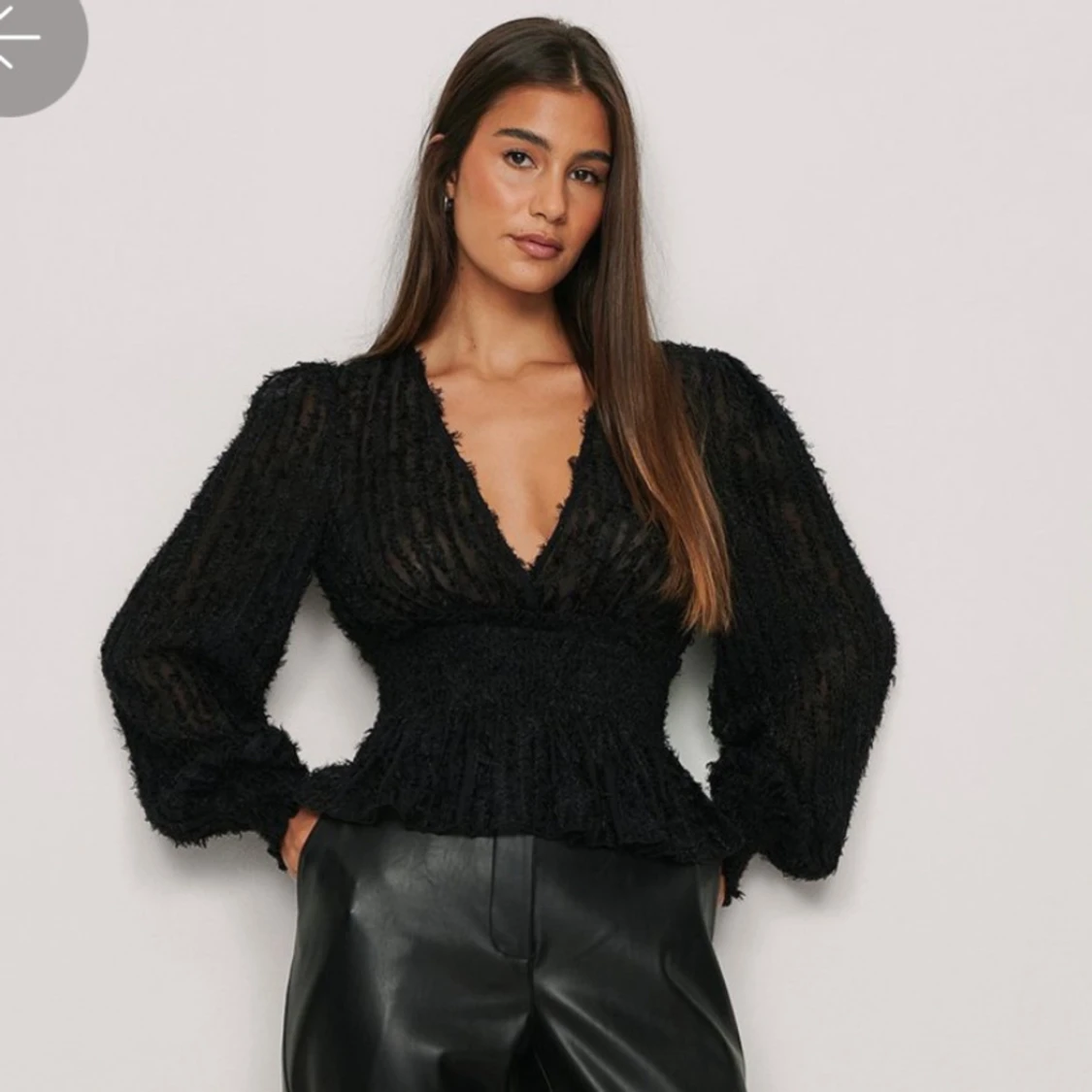 Svart blus med volangdetaljer - 1