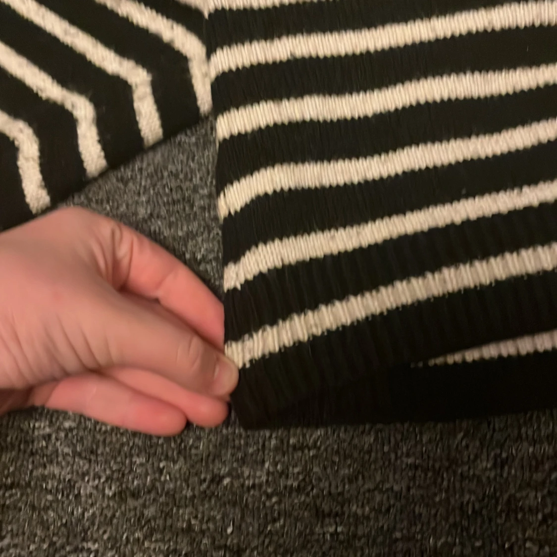 Svart och vit randig tröja - 2