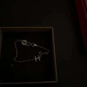 Silverarmband med bokstavshänge - Ett silver armand med bokstaven H ifrån edblad. I bra sick men säljer för att har börjat med guld. Köpt för 299kr. Pris kan diskuteras 