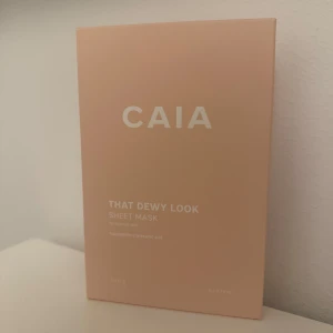 That Dewy Look Sheet Mask från CAIA - En återfuktande sheet mask från CAIA. Perfekt för att boosta huden med fukt och lyster 💕 Innehåller hyaluronsyra för extra återfuktning. 5-pack! Obruten förpackning! 