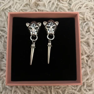 Leopardformade örhängen i silver - Leopard örhängen från Lindex.