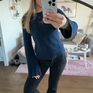 Mörkblå stickad tröja - Säljer en snygg mörkblå stickad tröja med långa ärmar. Perfekt för kyligare dagar och passar bra till både jeans och kjol. Tröjan har en enkel och stilren design som gör den lätt att matcha med olika outfits. Så mjuk och skön!!🥰💘