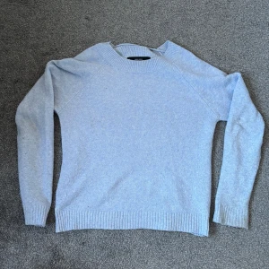 Ljusblå stickad tröja från Vero Moda.  - Säljer en ljusblå stickad tröja med rund hals och långa ärmar. Perfekt för kyligare dagar med sin mjuka och bekväma passform. Ribbstickade muddar vid ärmslut och nederkant. Passar både Xs/S. 
