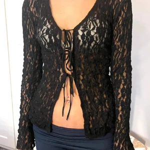 Svart spetstopp från Gina Tricot - Jättefin topp från ginatricot❤️❤️ första bilden är lånad🫶🏼 