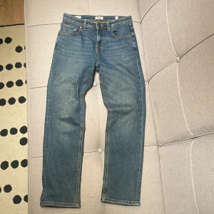 Blå jeans från Jack & Jones - Snygga blå jeans från Jack & Jones. De är i storlek 12 år/152 och är i 7/10 skick de är sparsammt använda.  Lappen är lite skadad, se på bild 3. Pris kan diskuteras!