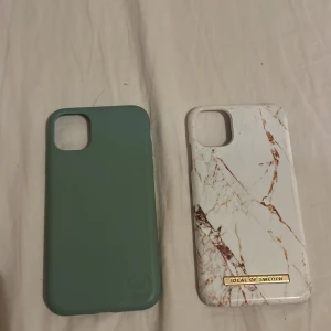 Mobilskal från Ideal of Sweden och återvunnen plast - Två snygga mobilskal. Ett från Ideal of Sweden med marmormönster i vitt och brunt, och ett i grön färg tillverkat av återvunnen plast. Perfekt för att ge din mobil en stilren look! iPhone 11