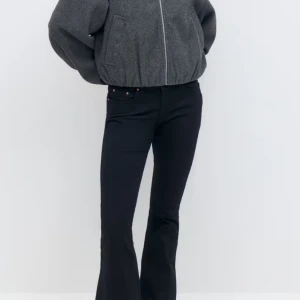 Svarta bootcut jeans - Snygga svarta bootcut jeans med låg midja från Gina Tricot. Perfekta för en stilren look. De har en klassisk design med dragkedja och knappar framtill. 💞säljer då de blivit försmå 