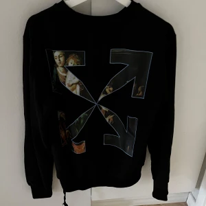 Svart tröja från Off-White med konstmotiv - Snygg svart tröja från Off-White med ett unikt konstmotiv både fram och bak. Tröjan har långa ärmar och en klassisk passform. Perfekt för dig som vill ha något stilrent men ändå iögonfallande. 🖤