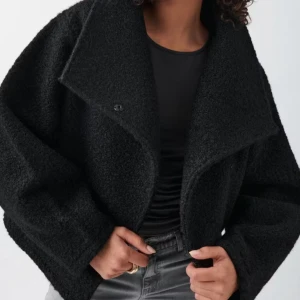 Intressekoll! - Snygg och trendig svart teddyjacka från Gina Tricot. Helt oanvänt och mjuk i materialet. Pris kan diskuteras