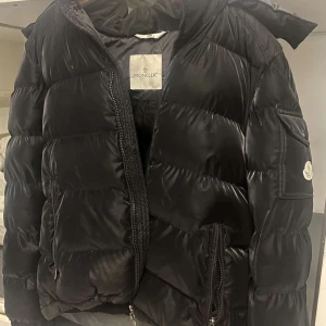 Moncler Jacka - Moncler Jacka, sällsynt modell i nästan som nytt skick. Jackan är fet, passar till allting och perfekt nu. Vid frågor eller pris diskuterande skicka över ett Pm.