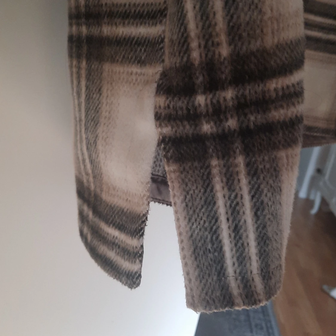 Rutig overshirt i beige och svart - 3