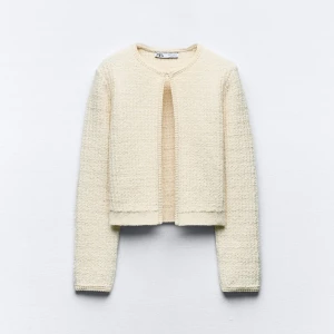 Beige kofta från Zara - Säljer en stilren beige kofta från Zara. Den är croppad och har en öppen design. Koftan är gjord i ett stickat struktur material, perfekt att ha över en topp under våren och sommaren! 🍋✨🥂💫🌼