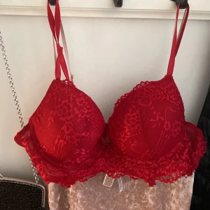 Röd spetsbh  - Snygg röd b-h med spetsdetaljer med lite push.