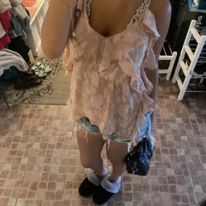 Zara rosa volang linne  - Säljer den rosa volang linnet från zara som är helt utsåld då den Inte blir använd(alldrig använd men lappen med original priset är borta), storleken är M men den sitter som en S. 