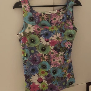 Blommig linnetopp - Linne med fina blommor på 