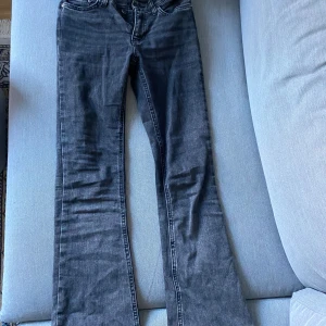 Snygga jeans!! - Snygga grå jeans från Gina tricot💗Dem är i bootcut och i storlek 32. Jätte fina och passar nästa vilken outfit som helst🥰 Nypris 499kr