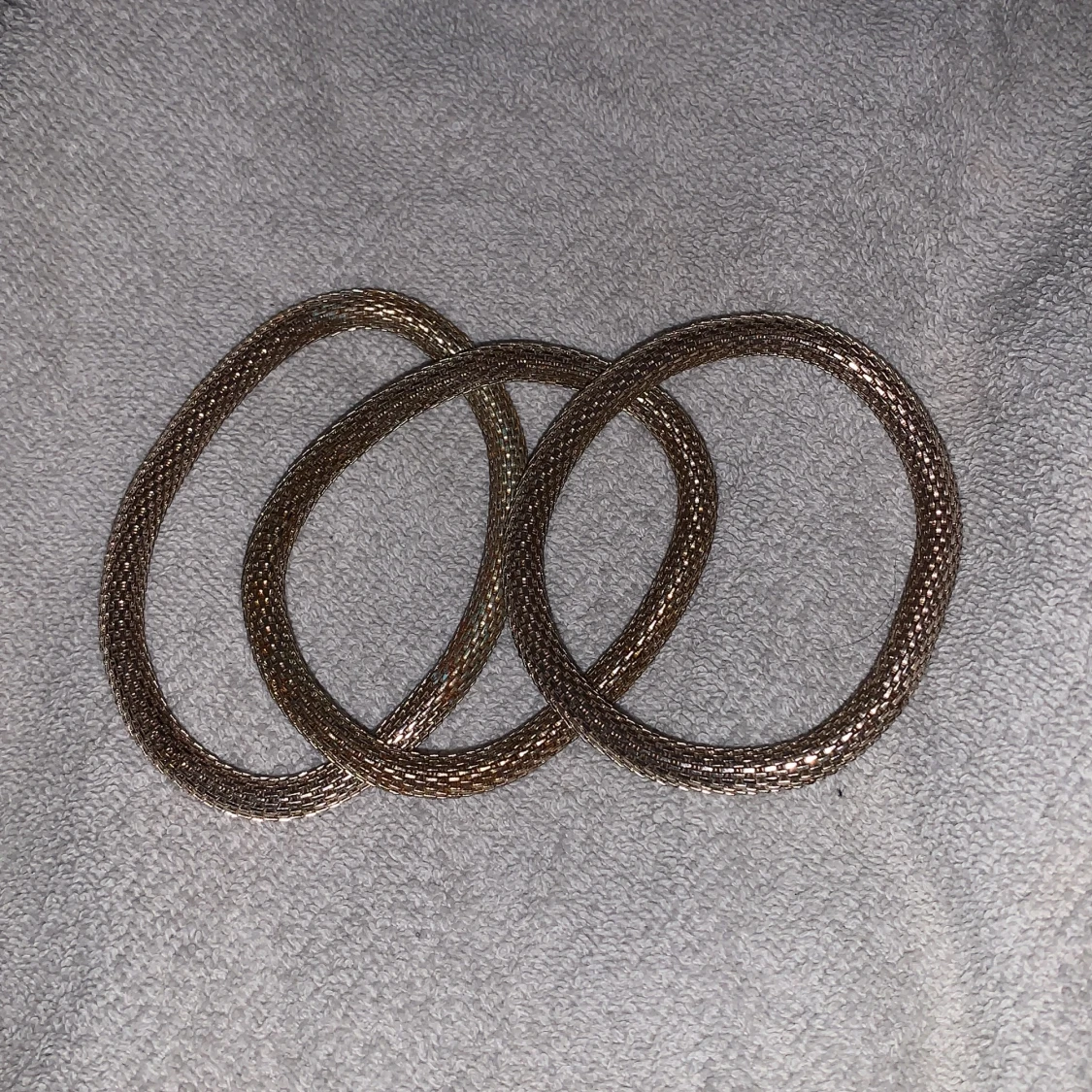 Guldiga armband i nätmönster - 4