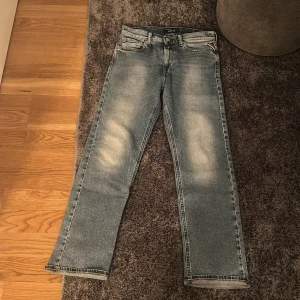 Blå jeans från Replay - Snygga blå jeans från Replay med en klassisk straight passform. De har en lätt tvättad look och är tillverkade i slitstarkt denim. Perfekta för en avslappnad stil.