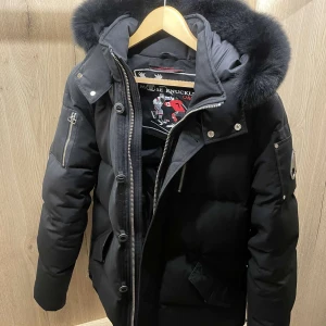 Moose Knuckles 3Q parka - Very good condition almost new. 9++/10. Size: L Fits for 180-187cm im 186cm and it still fits very perfectly. All legit and real. Can ship asap. 