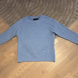 Ljusblå tröja från Vero Moda - Säljer en ljusblå tröja från Vero Moda. Tröjan har en klassisk design med långa ärmar. Perfekt för en stilren och bekväm look!💗