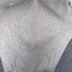 Stickad Zip-tröja från Stenströms - Jättefin ulltröja med zip från stenströms säljes då den är för liten, ganska liten i storlek. Passar S/XS